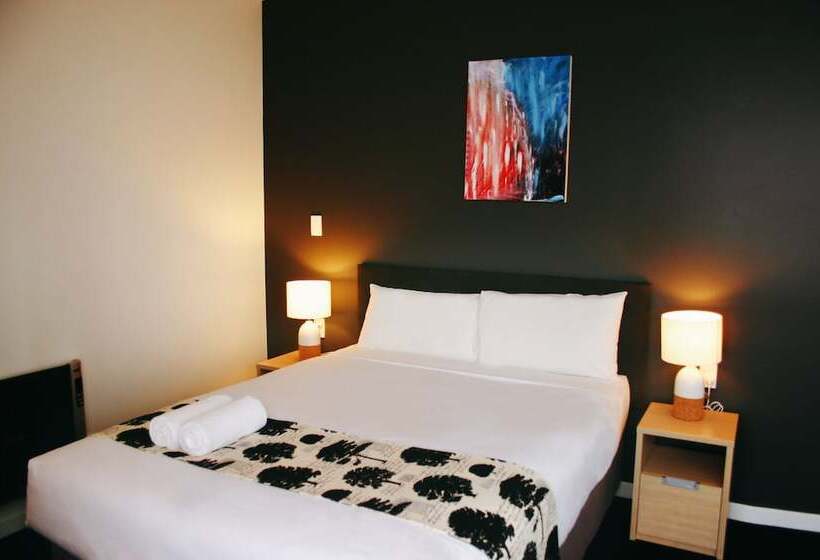 管理人员工作室, Parnell Pines