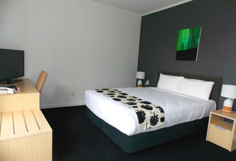 管理人员工作室, Parnell Pines