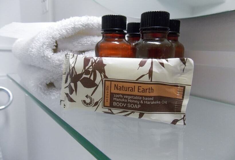 管理人员工作室, Parnell Pines