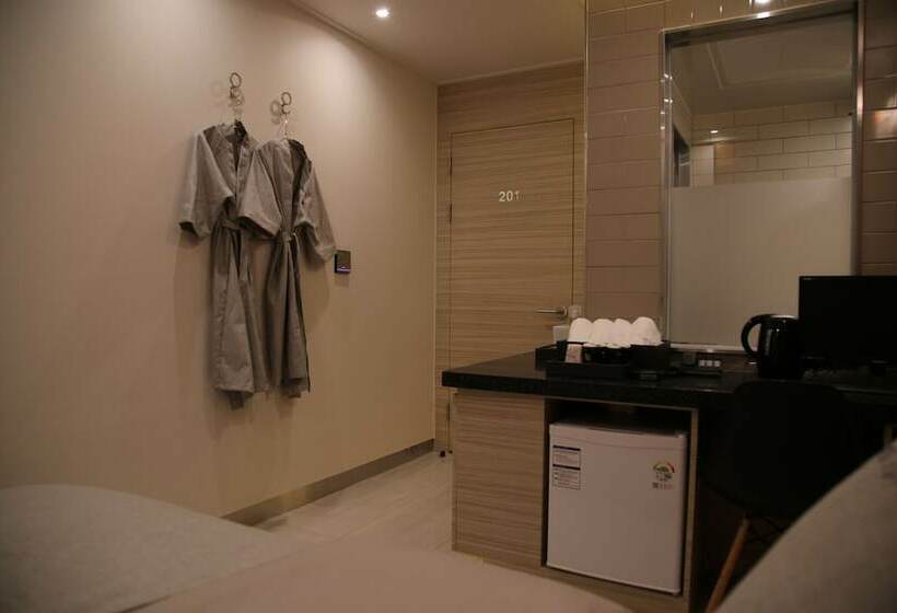 غرفة قياسية, Motel Some