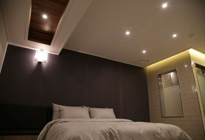 غرفة قياسية, Motel Some