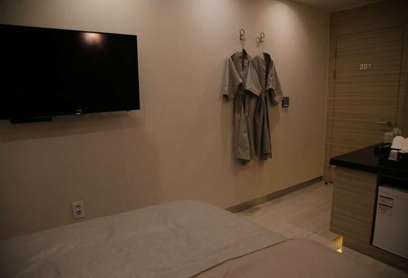 غرفة قياسية, Motel Some