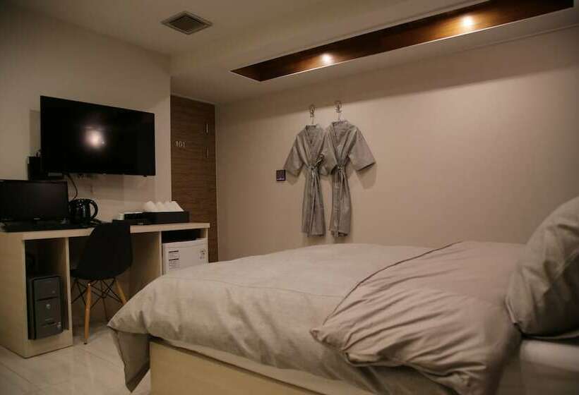 غرفة قياسية, Motel Some