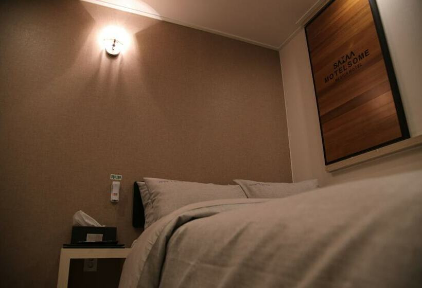 غرفة قياسية, Motel Some