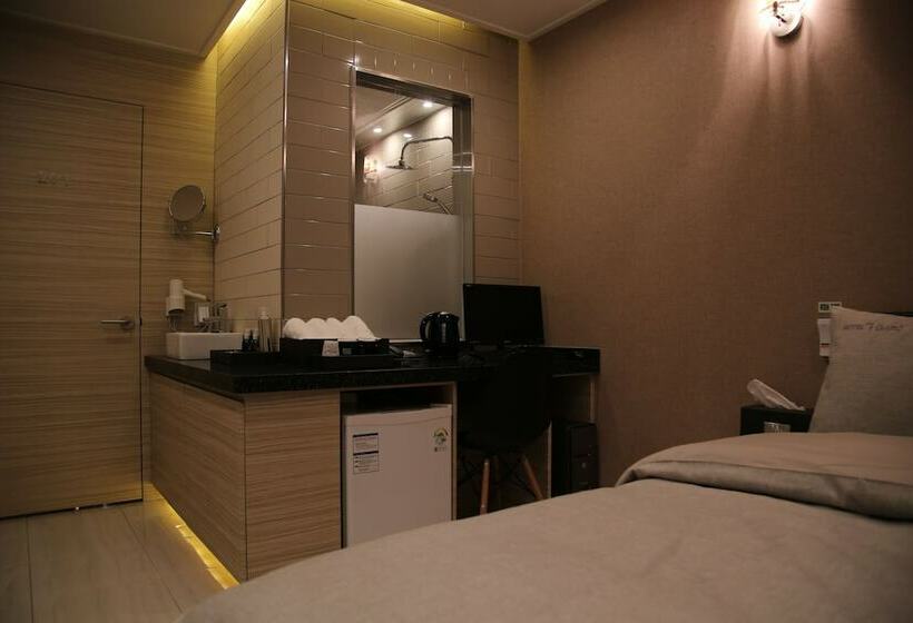 غرفة قياسية, Motel Some