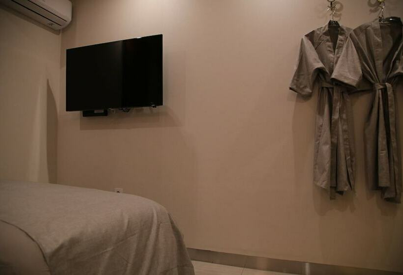 غرفة قياسية, Motel Some