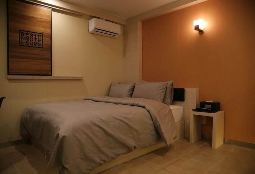 غرفة قياسية, Motel Some