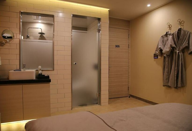 غرفة قياسية, Motel Some