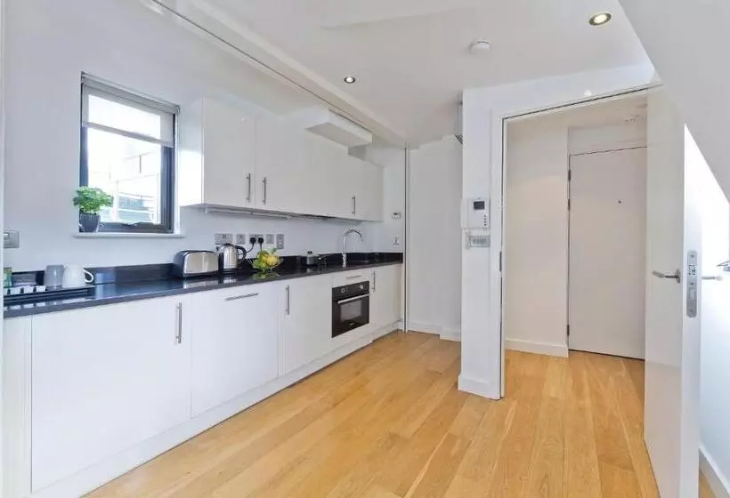 1 Bedroom Penthouse Apartment, Red Lion Court By City2stay