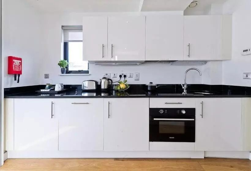1 Bedroom Penthouse Apartment, Red Lion Court By City2stay
