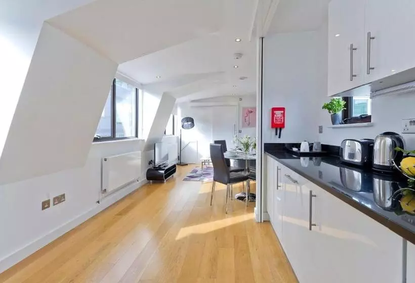 1 Bedroom Penthouse Apartment, Red Lion Court By City2stay