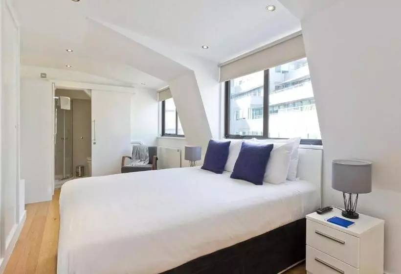 1 Bedroom Penthouse Apartment, Red Lion Court By City2stay
