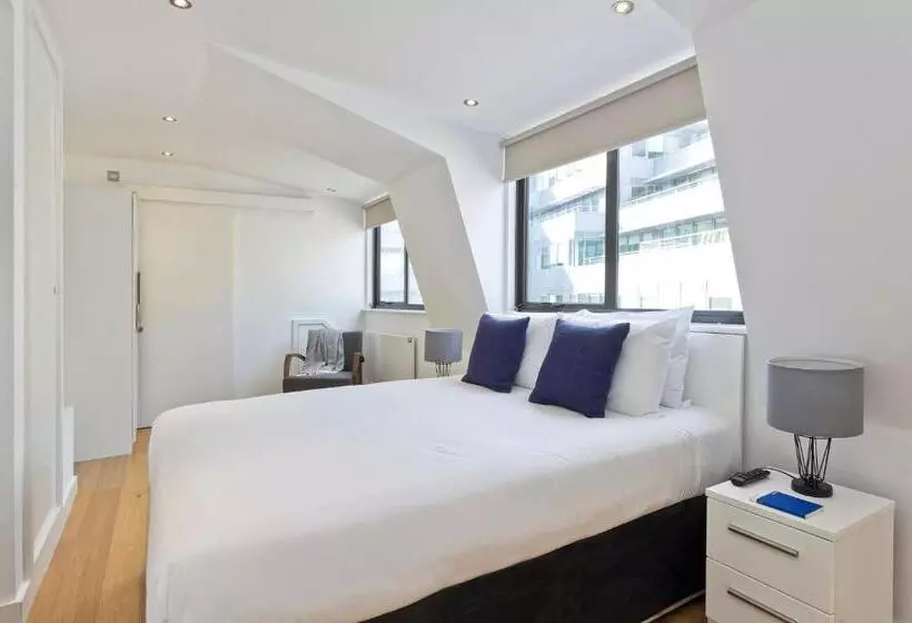 1 Bedroom Penthouse Apartment, Red Lion Court By City2stay