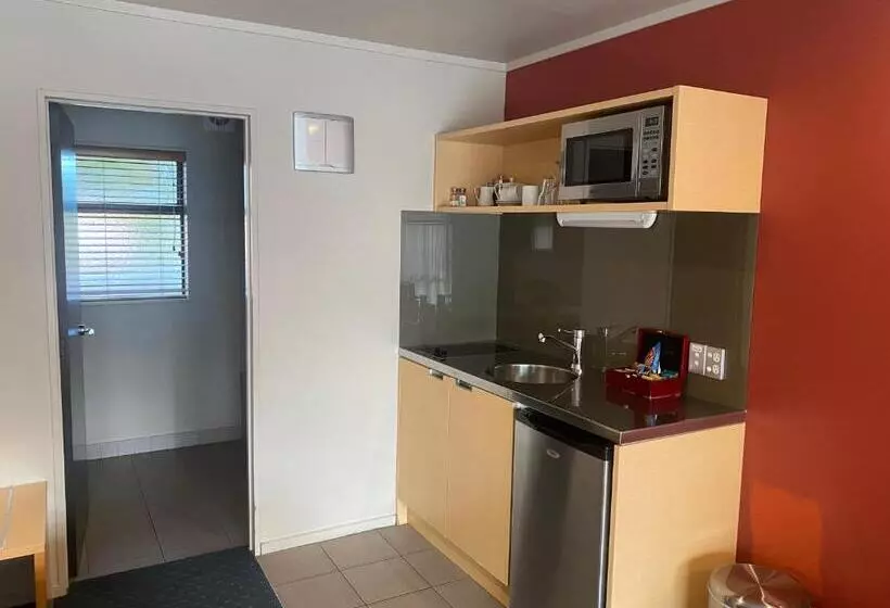 استودیوی استاندارد, Bentleys Motor Inn