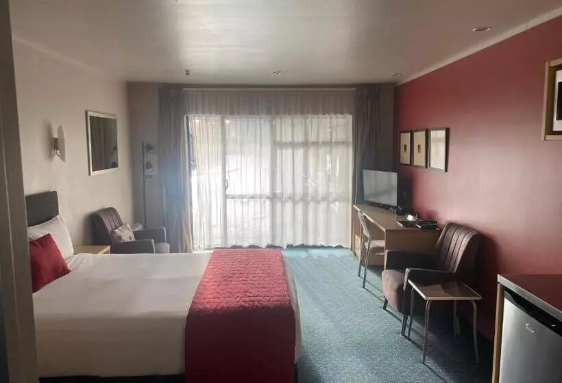 استودیوی استاندارد, Bentleys Motor Inn