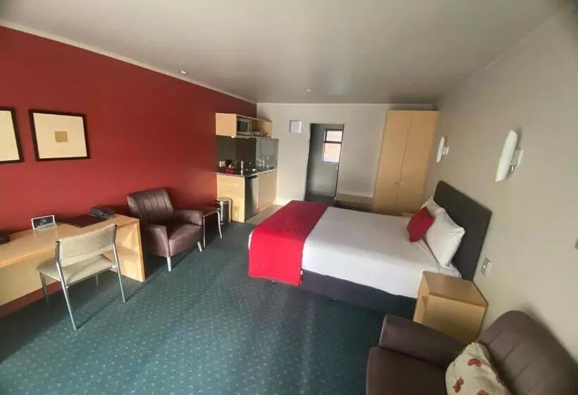 استودیوی استاندارد, Bentleys Motor Inn