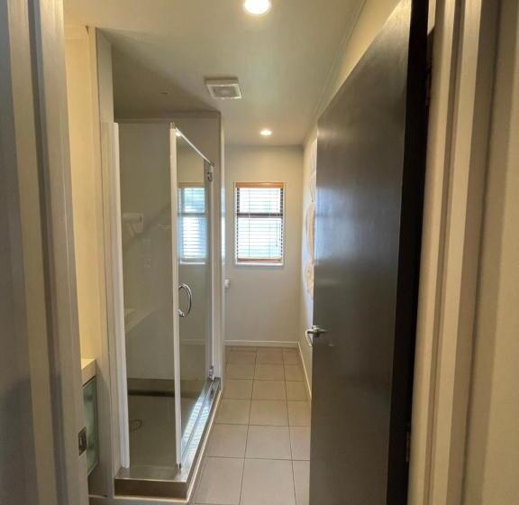 סוויטה עם ג'קוזי, Bentleys Motor Inn