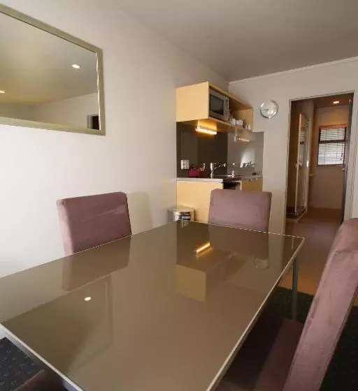 سوئیت با وان آب گرم, Bentleys Motor Inn