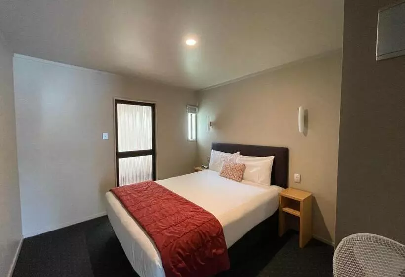 سوئیت با وان آب گرم, Bentleys Motor Inn