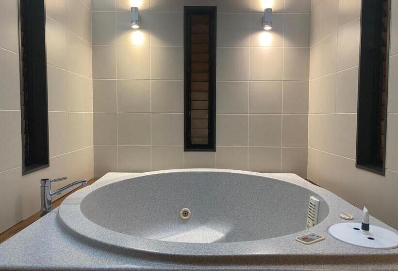 סוויטה עם ג'קוזי, Bentleys Motor Inn