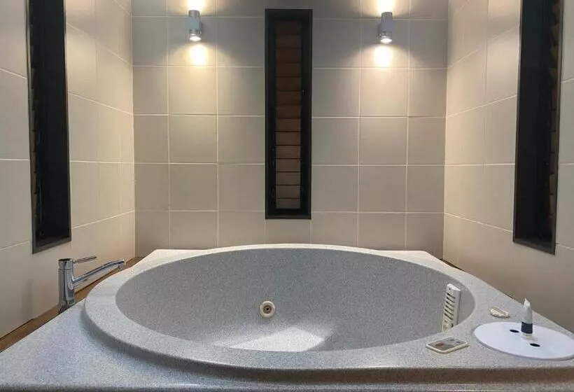سوئیت با وان آب گرم, Bentleys Motor Inn