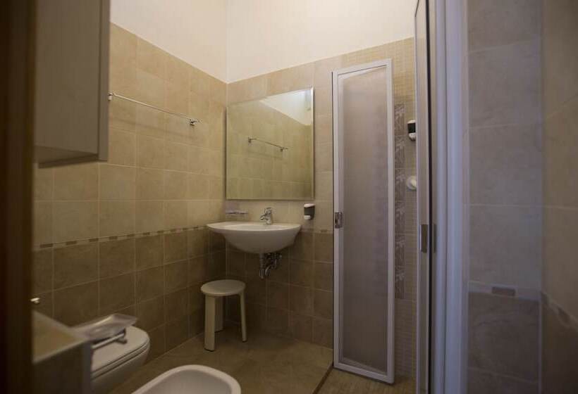 اتاق استاندارد, Desirée