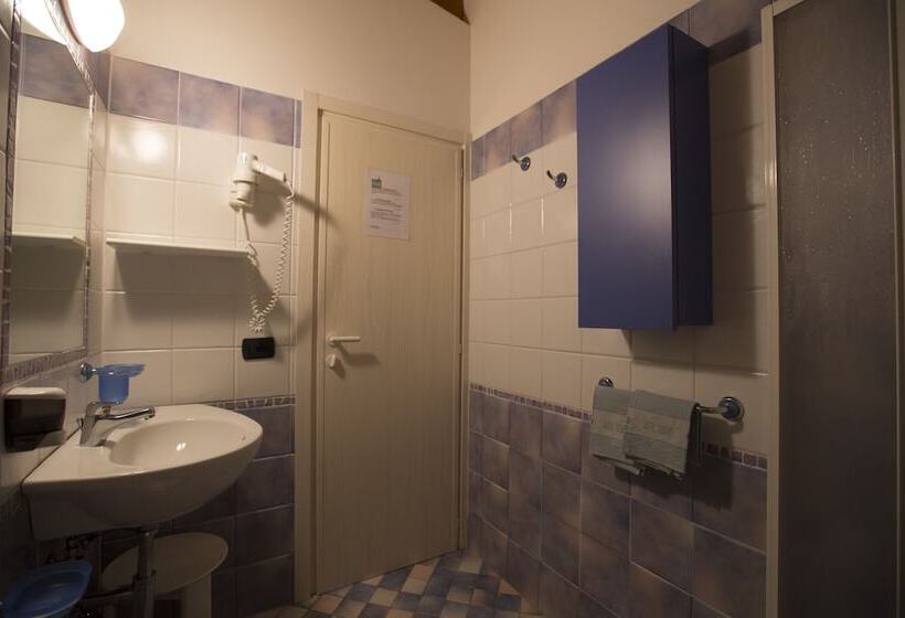 اتاق استاندارد, Desirée