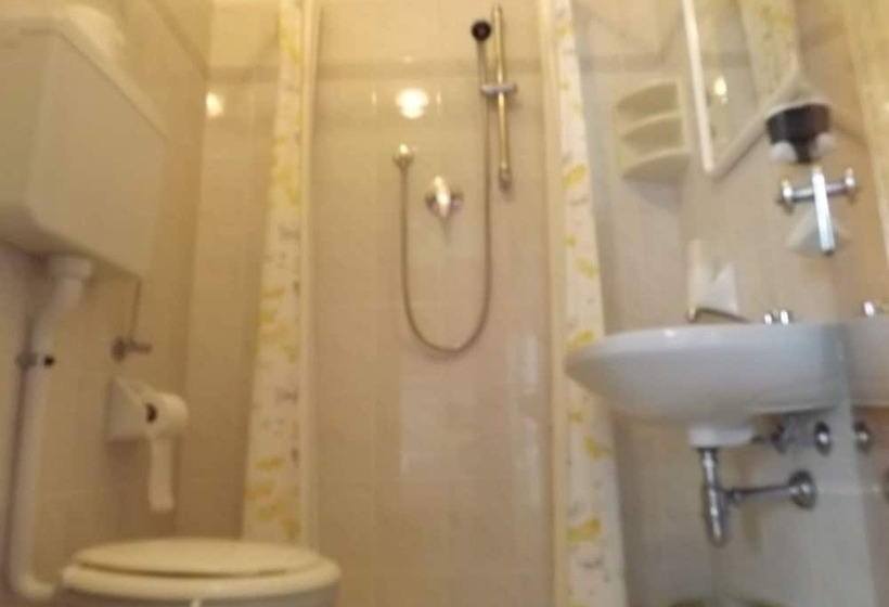 اتاق استاندارد, Desirée