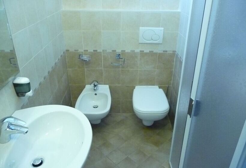 اتاق استاندارد سه نفره, Desirée