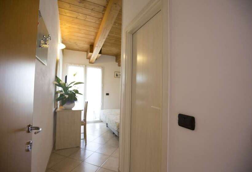 اتاق استاندارد سه نفره, Desirée