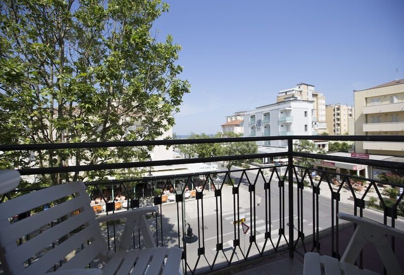 اتاق استاندارد سه نفره, Desirée