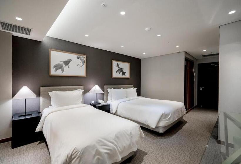 Quarto Triplo Deluxe, Oriens Hotel & Residences Myeongdong