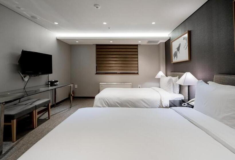 Quarto Triplo Deluxe, Oriens Hotel & Residences Myeongdong