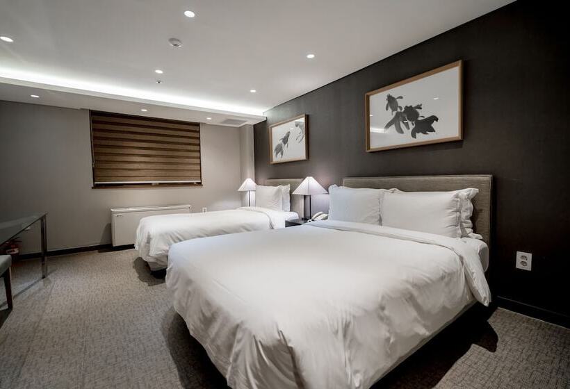 Quarto Triplo Deluxe, Oriens Hotel & Residences Myeongdong