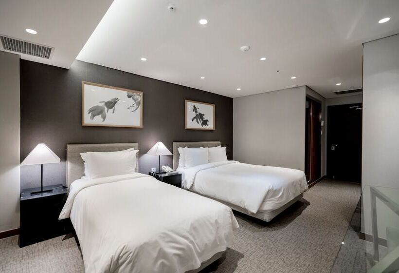 Quarto Triplo Deluxe, Oriens Hotel & Residences Myeongdong