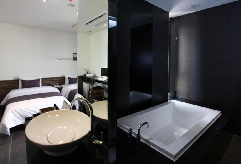 Quarto Estandar, S&