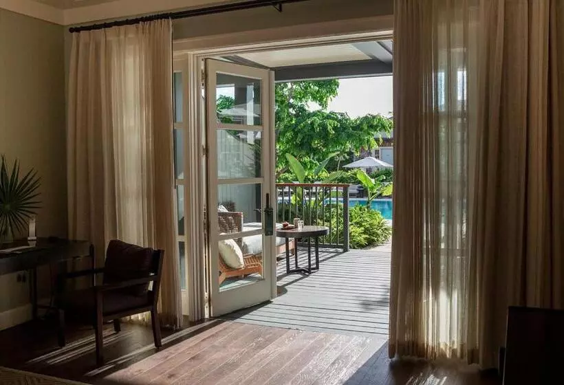 سوییت جونیور با چشم‌انداز استخر, The Island House