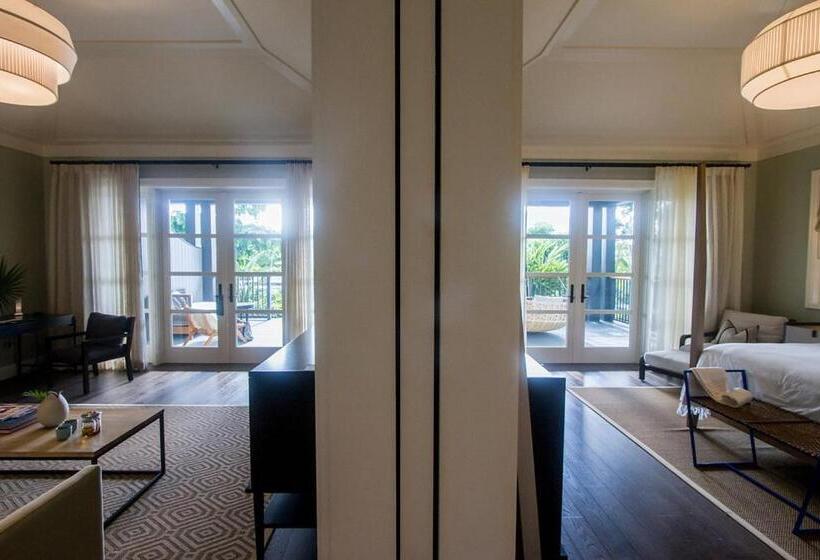 سوییت جونیور با چشم‌انداز استخر, The Island House