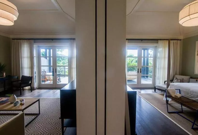 سوییت جونیور با چشم‌انداز استخر, The Island House