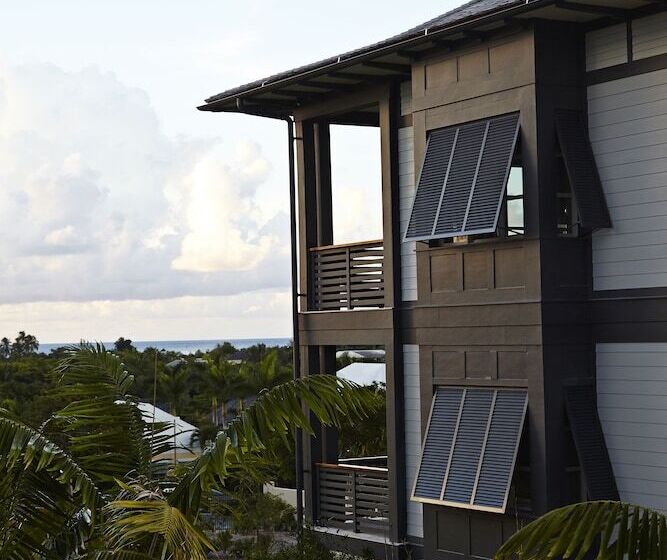 اتاق لوکس با چشم‌انداز باغ, The Island House