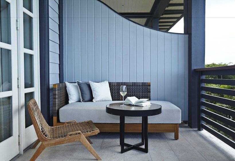 اتاق لوکس با چشم‌انداز باغ, The Island House