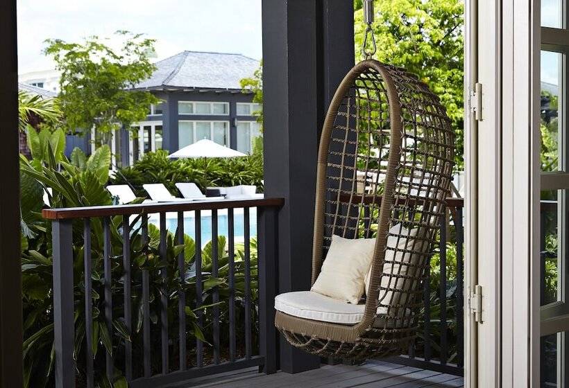 سوییت جونیور با چشم‌انداز استخر, The Island House