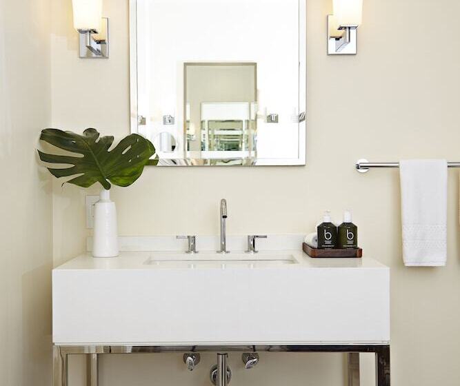 سوییت لوکس, The Island House