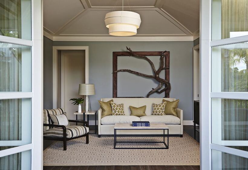 سوییت لوکس, The Island House