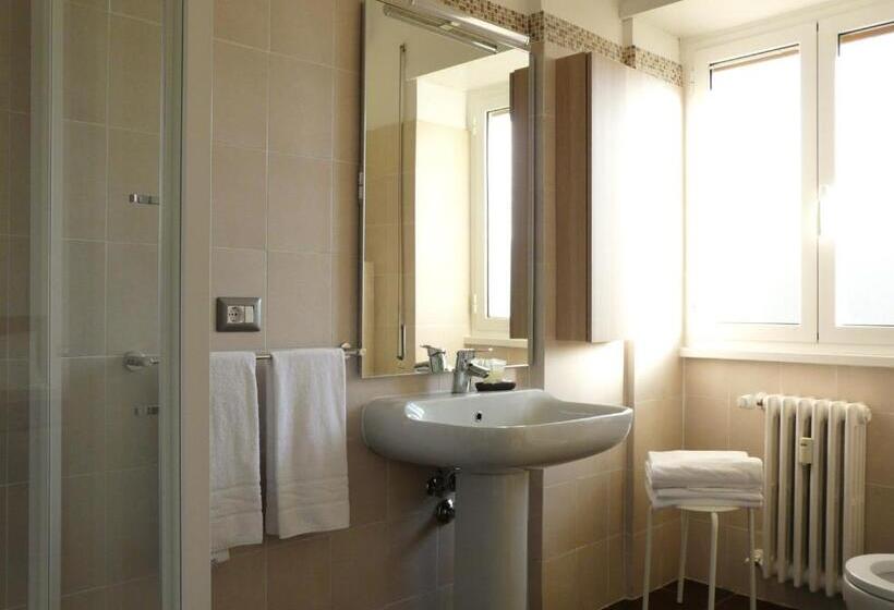 اتاق لوکس خانوادگی, Atticoromantica