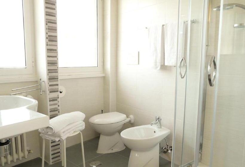 اتاق لوکس, Atticoromantica