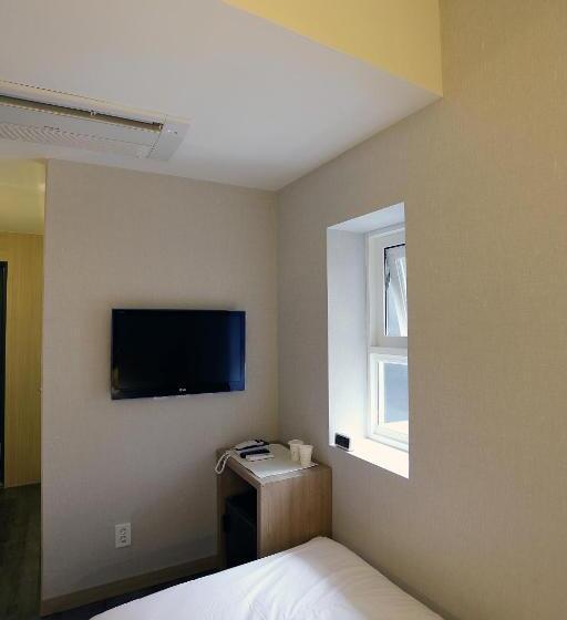 Quarto Estandar, 8 Hours