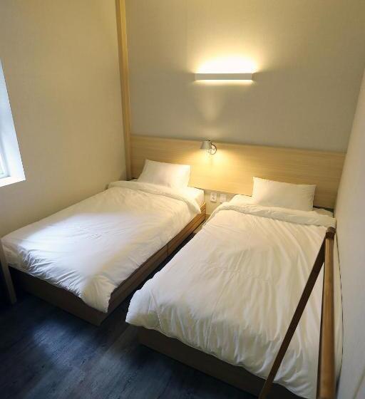 Quarto Estandar, 8 Hours