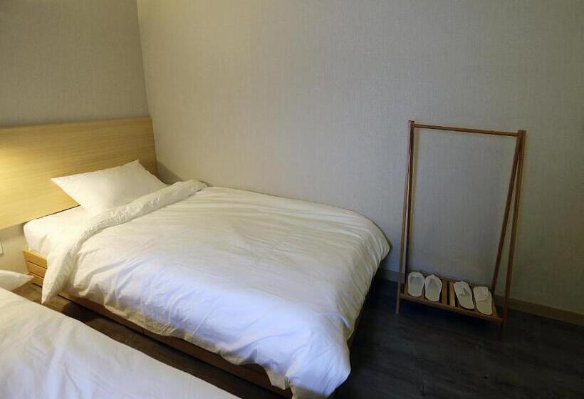 Quarto Estandar, 8 Hours