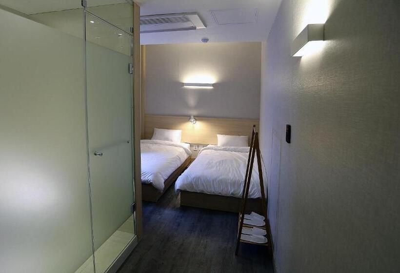 Quarto Estandar, 8 Hours